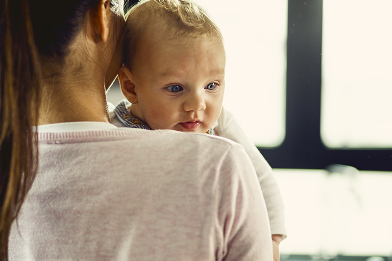 Positionen zum Aufstoßen des Babys